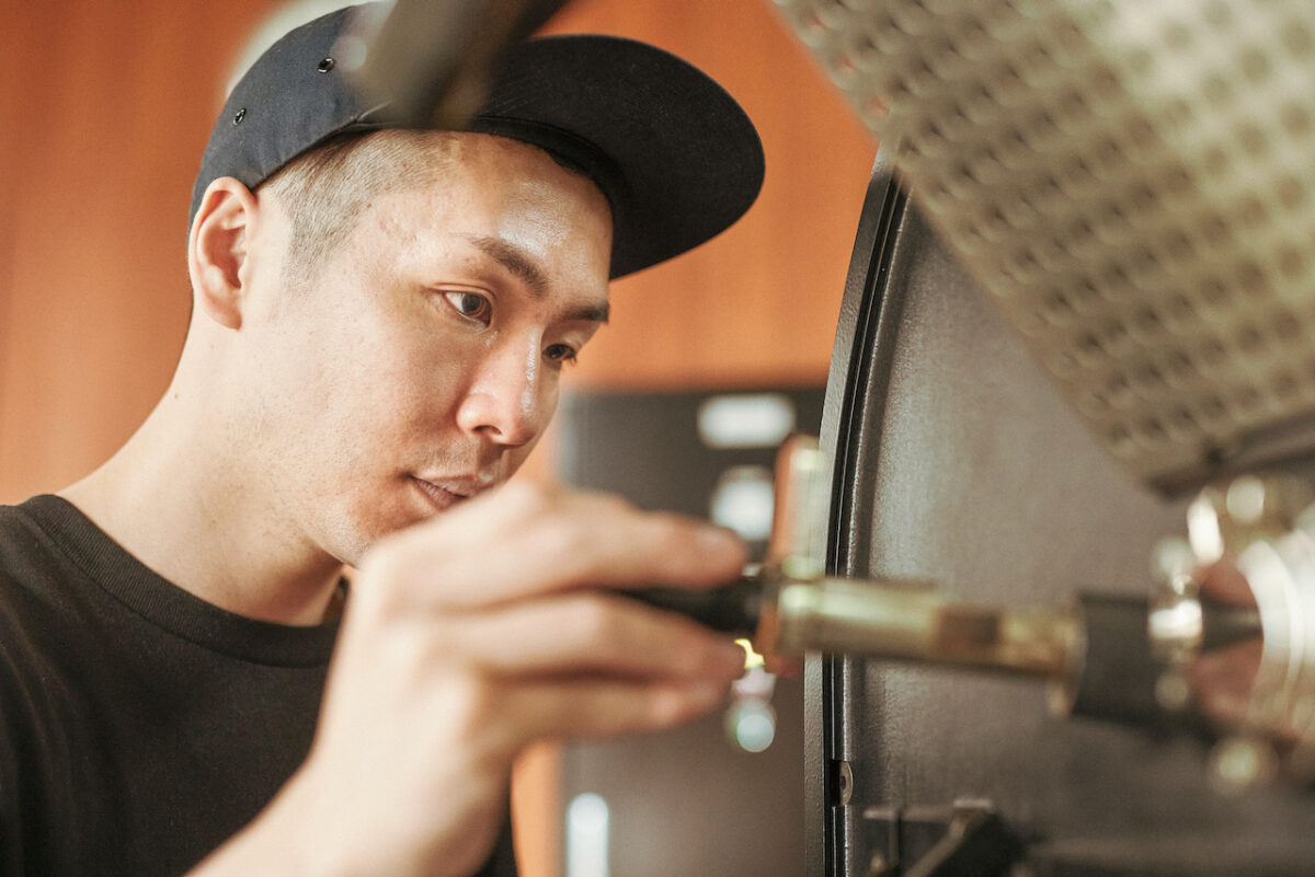 Roasting specialty coffee at THE COFFEESHOP in Japan